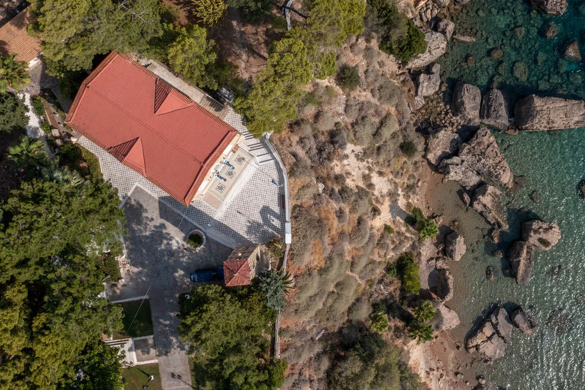 Αεροφωτογραφία της Κορώνης από drone – η ομορφιά της παραλίας και του κόλπου από ψηλά