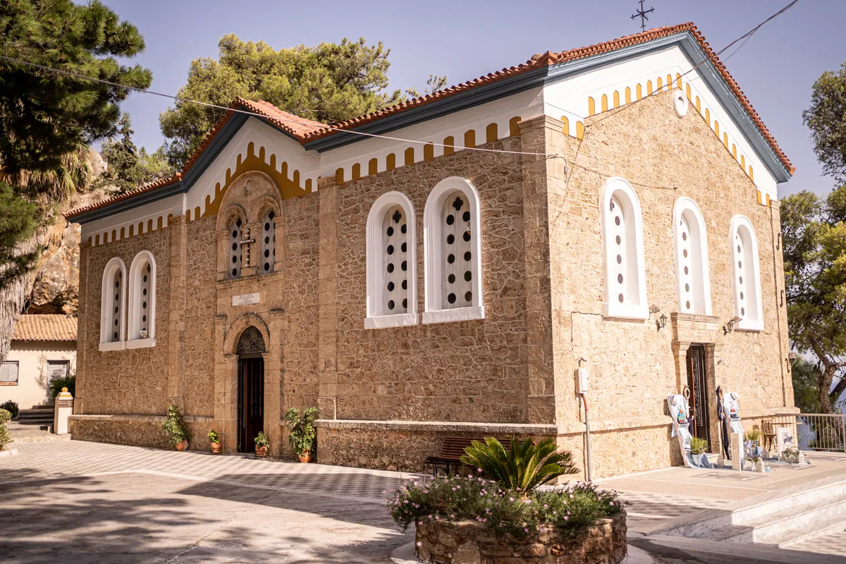 Η Παναγία Ελεήστρια της Κορώνης – εκκλησία στους βράχους πάνω από τον Μεσσηνιακό κόλπο