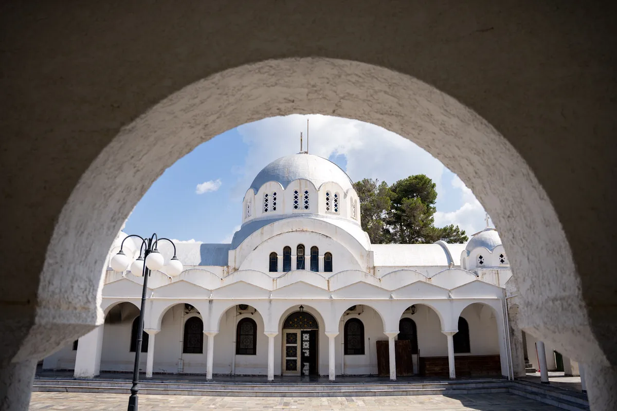 Τελετή γάμου στον Άγιο Νικόλαο Πύλου – παραδοσιακή εκκλησία στο κέντρο της πόλης