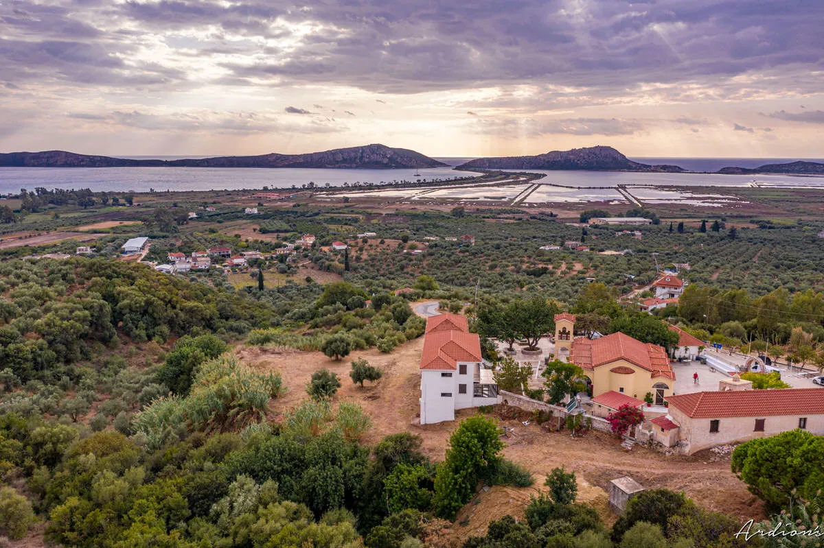 Θέα από το Ιερό Προσκύνημα Παναγίας Σγράπας στη Μεσσηνία – πανοραμική θέα στην Πύλο και τη Γιάλοβα